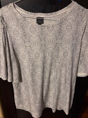 Worthington Black & White Patterned Short Sleeve Top
